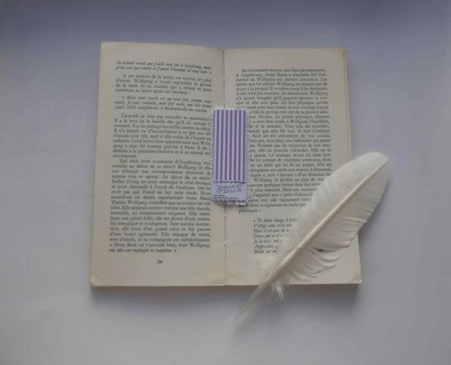 Le marque-page violet brodé