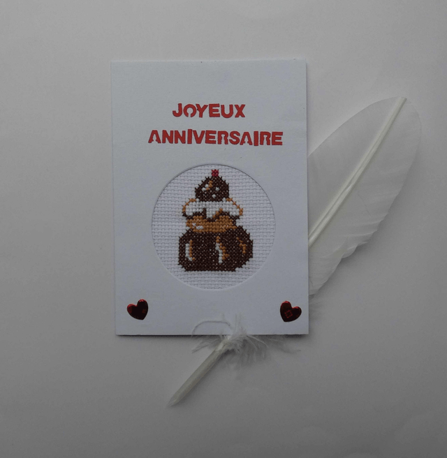 Le gâteau brodé d'anniversaire