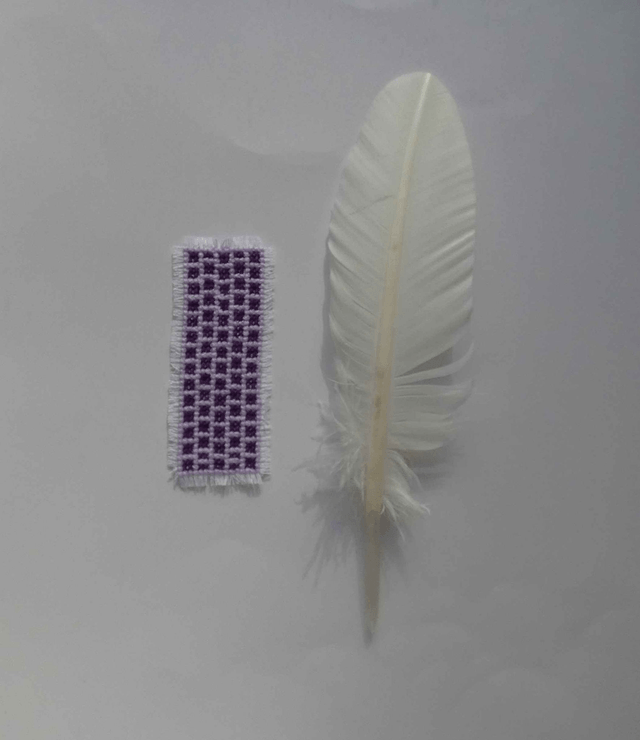 Le marque-page violet brodé