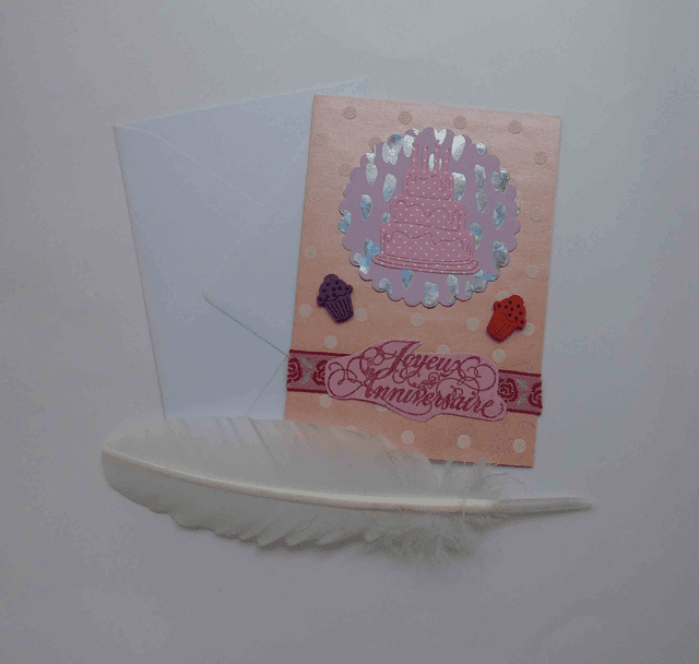 En rose le gâteau d&#039;anniversaire