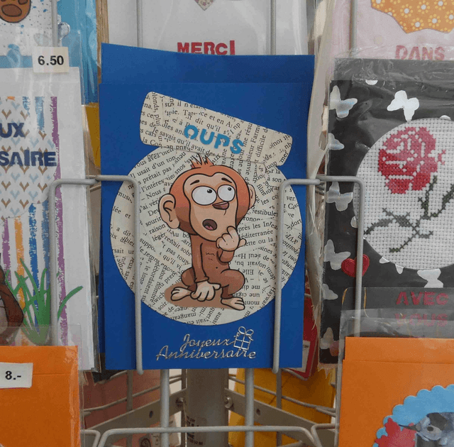 Oups, le singe en retard pour un anniversaire