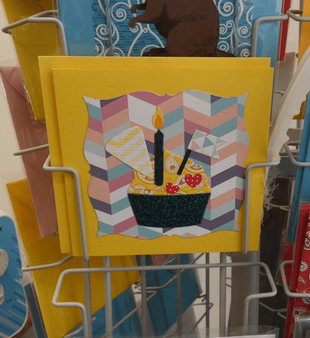 Un joyeux anniversaire avec un gâteau