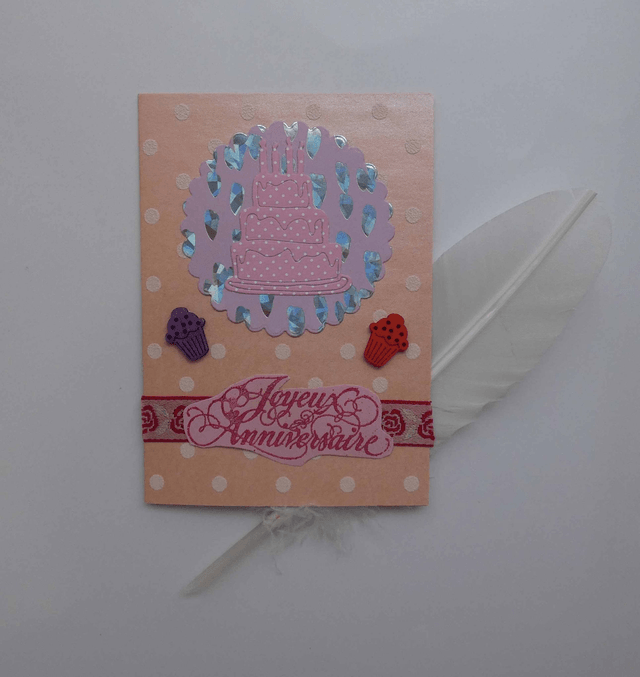 En rose le gâteau d'anniversaire