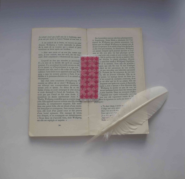 Le marque-page rose brodé
