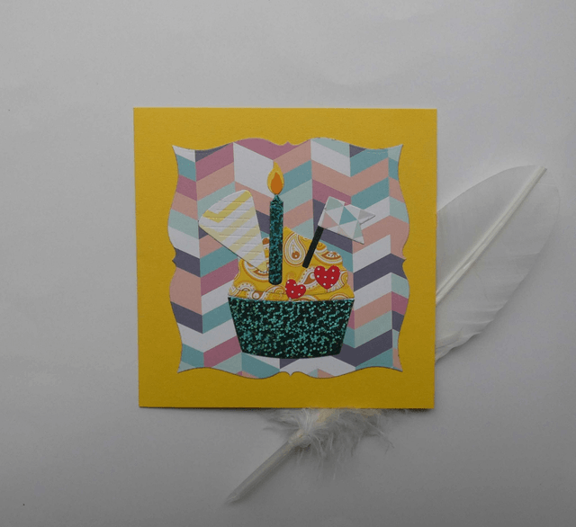 Un joyeux anniversaire avec un gâteau