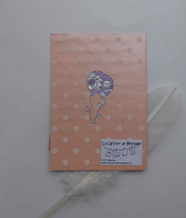 En rose le gâteau d'anniversaire