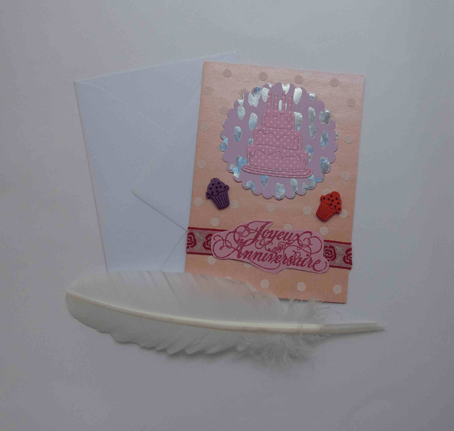 En rose le gâteau d'anniversaire